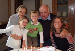 Isabelle Doucet, propriétaire du Gîte le Château de la Guimonière à Rochefort sur Loire (49) et sa famille